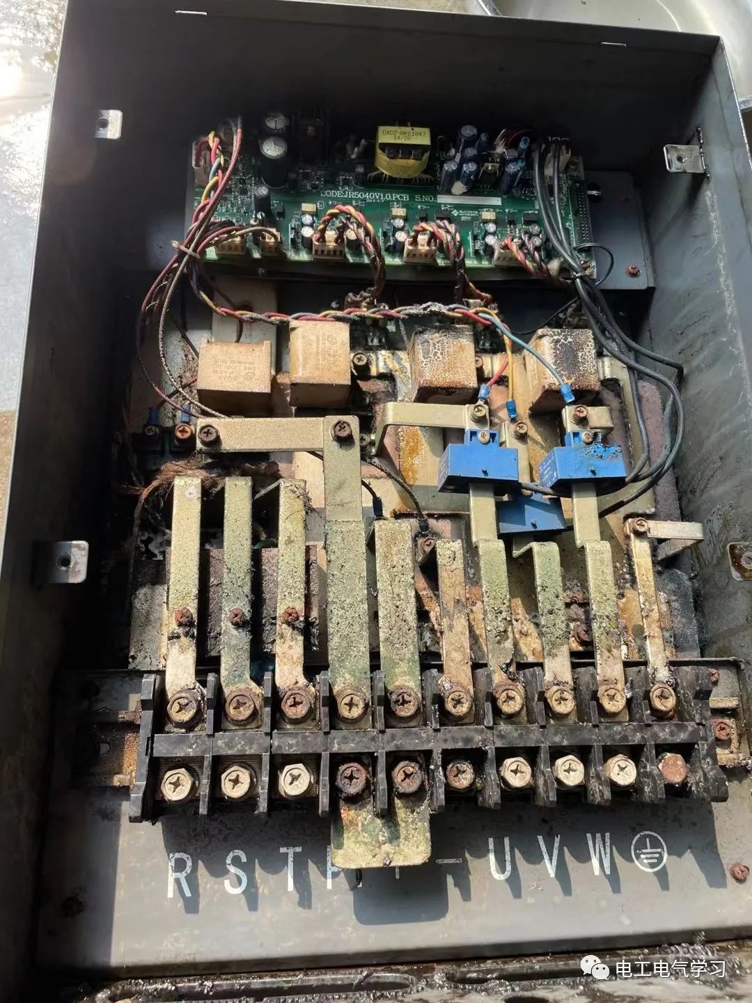 KAIYUN电控柜内75kW变频器直接爆炸的原因分析(图1) KAIYUN电控柜内75kW变频器直接爆炸的原因分析(图1)