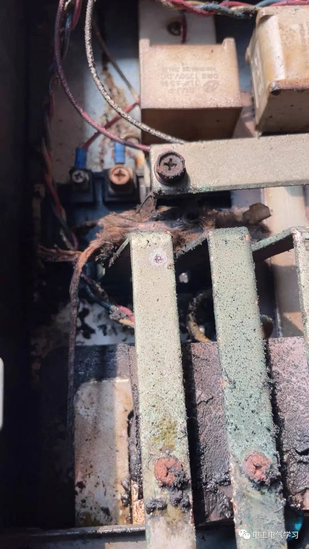 KAIYUN电控柜内75kW变频器直接爆炸的原因分析(图2) KAIYUN电控柜内75kW变频器直接爆炸的原因分析(图2)